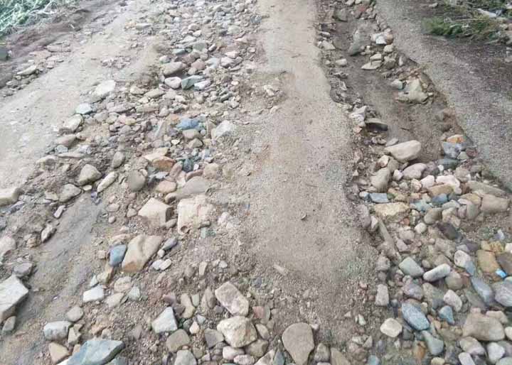 这是一条去村里的主路，目前无法正常通行，全路段损毁！